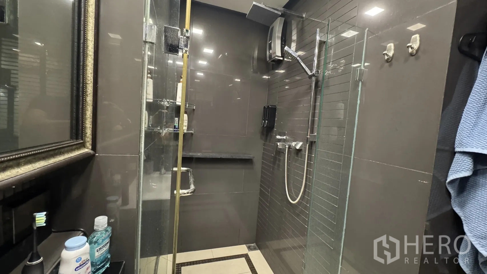 公寓 出租或出售在Khlong Toei, Bangkok - 玻璃淋浴间，雨淋与手持花洒，灰色墙砖。