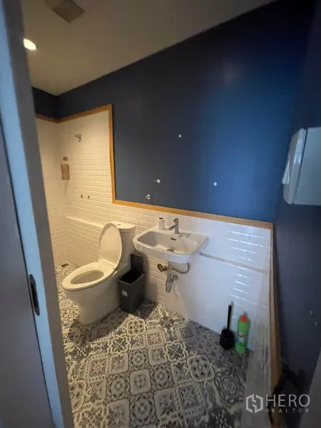 店屋 出租在Ratchathewi, Bangkok - 翻新卫生间，花纹地砖、白色地铁砖和蓝色强调墙。