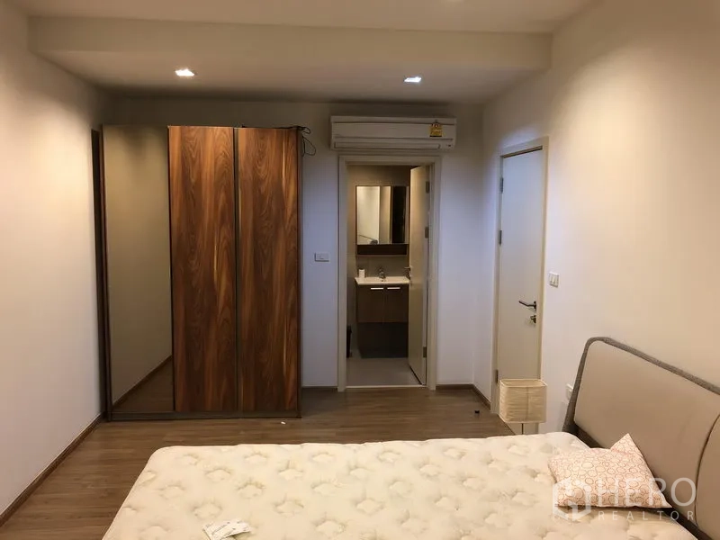 公寓 出租在Watthana, Bangkok - 主卧内可见衣柜、空调与套内卫浴入口。