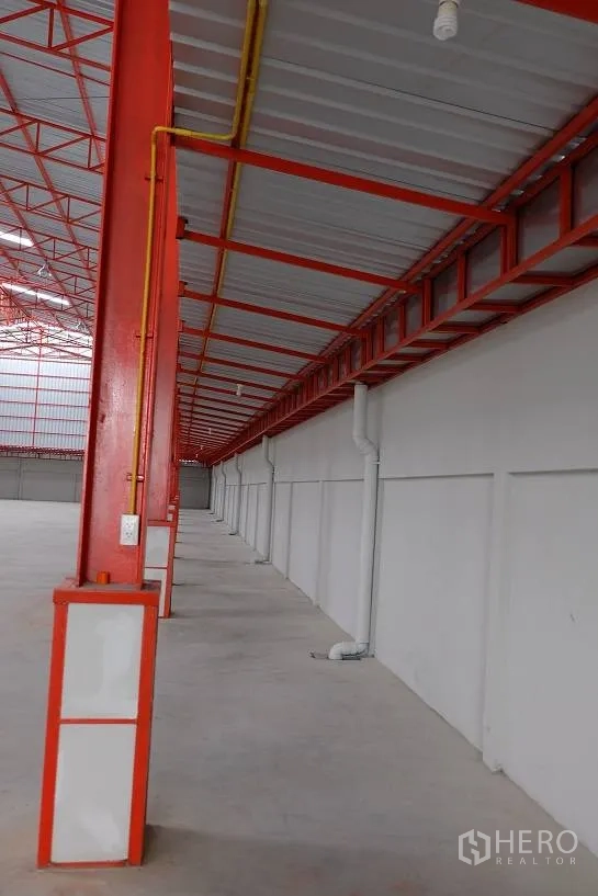 โกดัง for rent in Bang Phli, Samut Prakan - ภาพระยะใกล้ของเสาโครงสร้าง รางเดินสาย และหลังคาสูง.