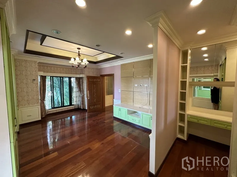 独立式住宅 出售在Lam Luk Ka, Pathum Thani - 卧室带梳妆区 内置柜与景观窗