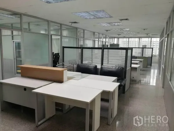 สำนักงาน ให้เช่าในBang Na, Bangkok - เคาน์เตอร์ต้อนรับและโซฟาข้างพื้นที่ทำงานแบบคูบิเคิลในออฟฟิศขนาดใหญ่