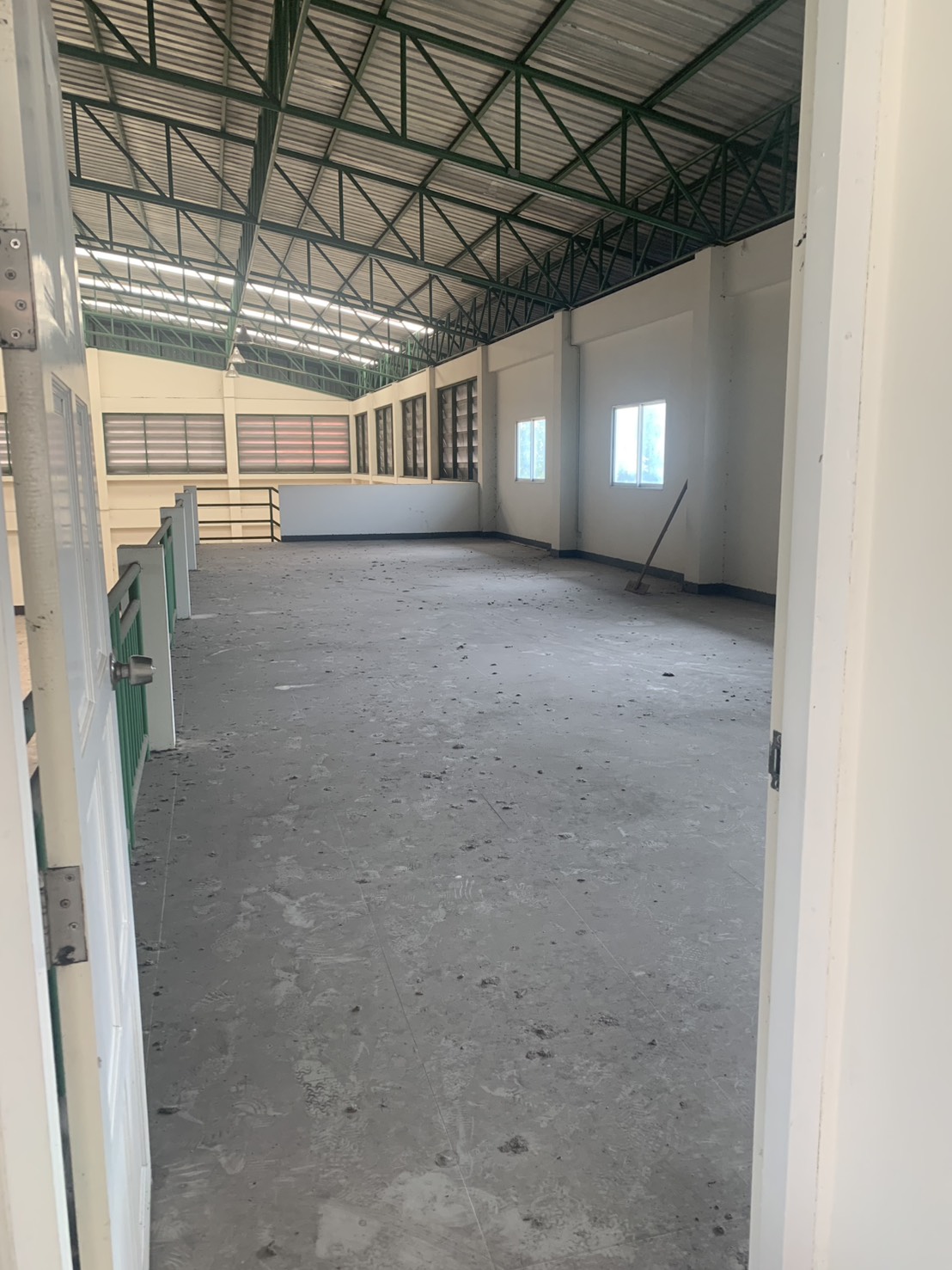 货栈 出租在Lam Luk Ka, Pathum Thani - 高挑钢结构屋顶下的夹层大空间。