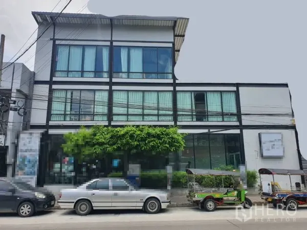 零售空间 出租在Sathon, Bangkok - 现代三层商业楼，整面玻璃立面，位于萨通街道旁可路边停车。