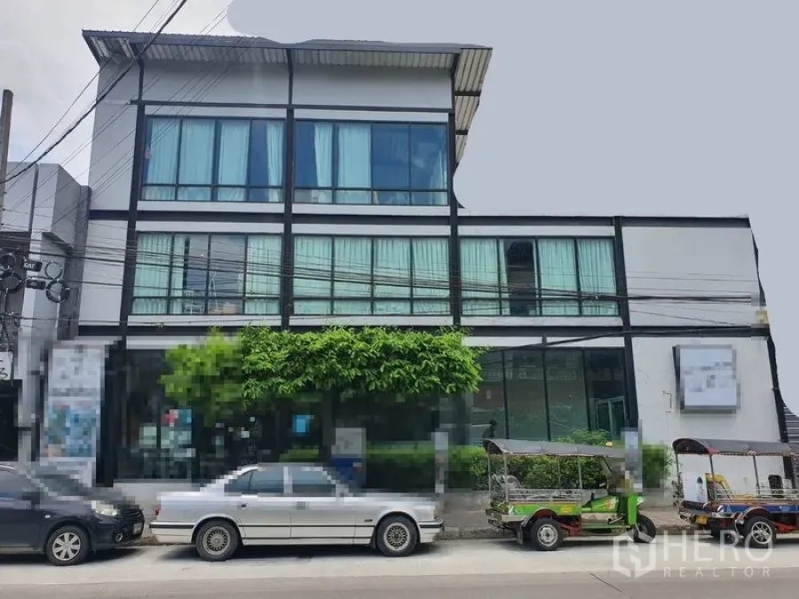 零售空间 出租在Sathon, Bangkok - 现代三层商业楼，整面玻璃立面，位于萨通街道旁可路边停车。