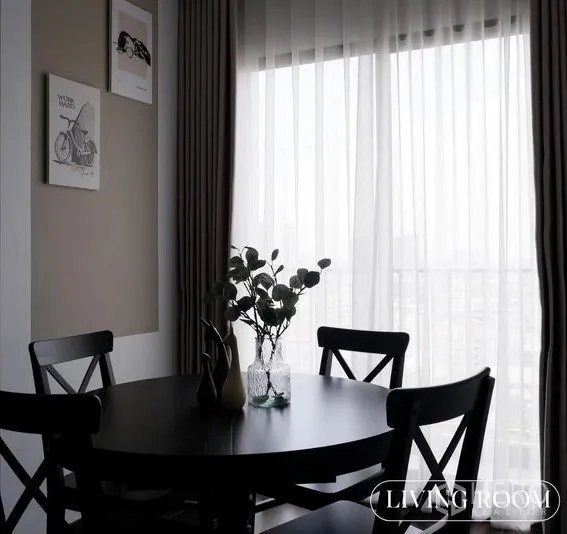 公寓 出租在Watthana, Bangkok - 靠阳台窗的餐桌特写，配纱帘