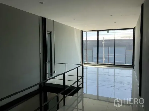 货栈 出租在Bang Phli, Samut Prakan - 夹层办公室走廊，落地窗与护栏。
