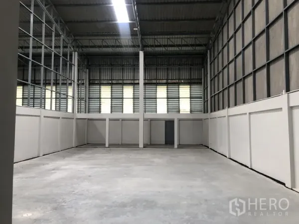 Factory for rent in Pak Kret, Nonthaburi - Spacious production hall with high ceiling, concrete floor and ventilation louvres.