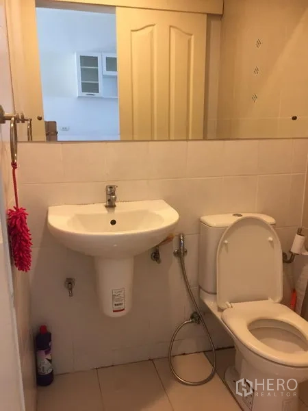 联排别墅 出租或出售在Wang Thonglang, Bangkok - 紧凑型客卫，带立柱式洗手盆、大镜子与坐便器。