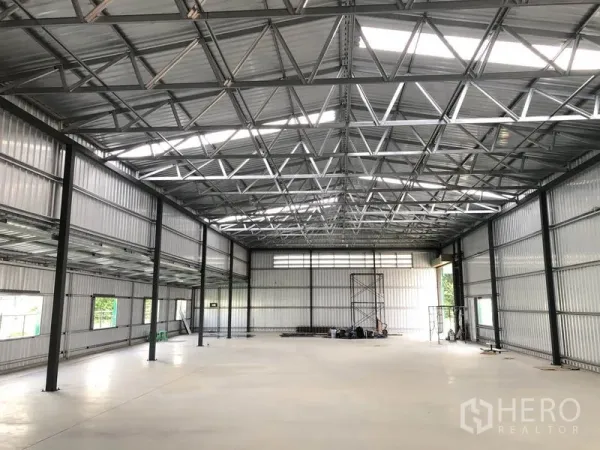 Warehouse for rent in Don Mueang, Bangkok - Spacious clear-span warehouse hall with skylights, side windows and an open loading area.