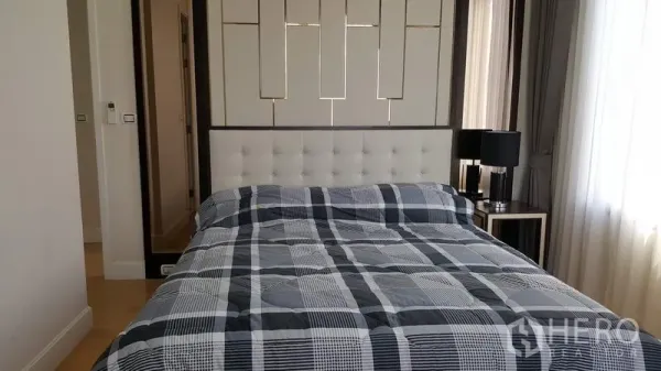 คอนโด ให้เช่าในChatuchak, Bangkok - ห้องนอนรองพร้อมชุดเครื่องนอนลายตาราง โคมไฟข้างเตียง และแสงธรรมชาติ