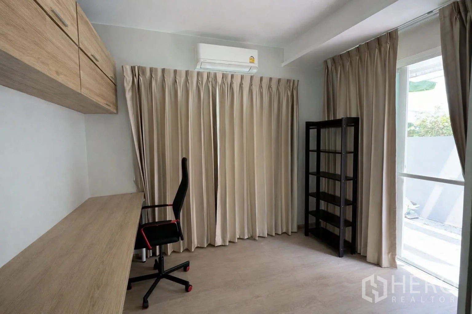 บ้านแฝด for rent in Prawet, Bangkok - ห้องทำงานสว่าง โต๊ะบิลท์อิน เก้าอี้ ชั้นวาง แอร์ และผ้าม่านยาว