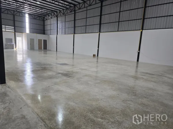 คลังสินค้า ให้เช่าในKhlong Sam Wa, Bangkok - พื้นที่ภายในโกดังโล่ง พื้นคอนกรีตขัดมันและหลังคาโครงเหล็กสูง