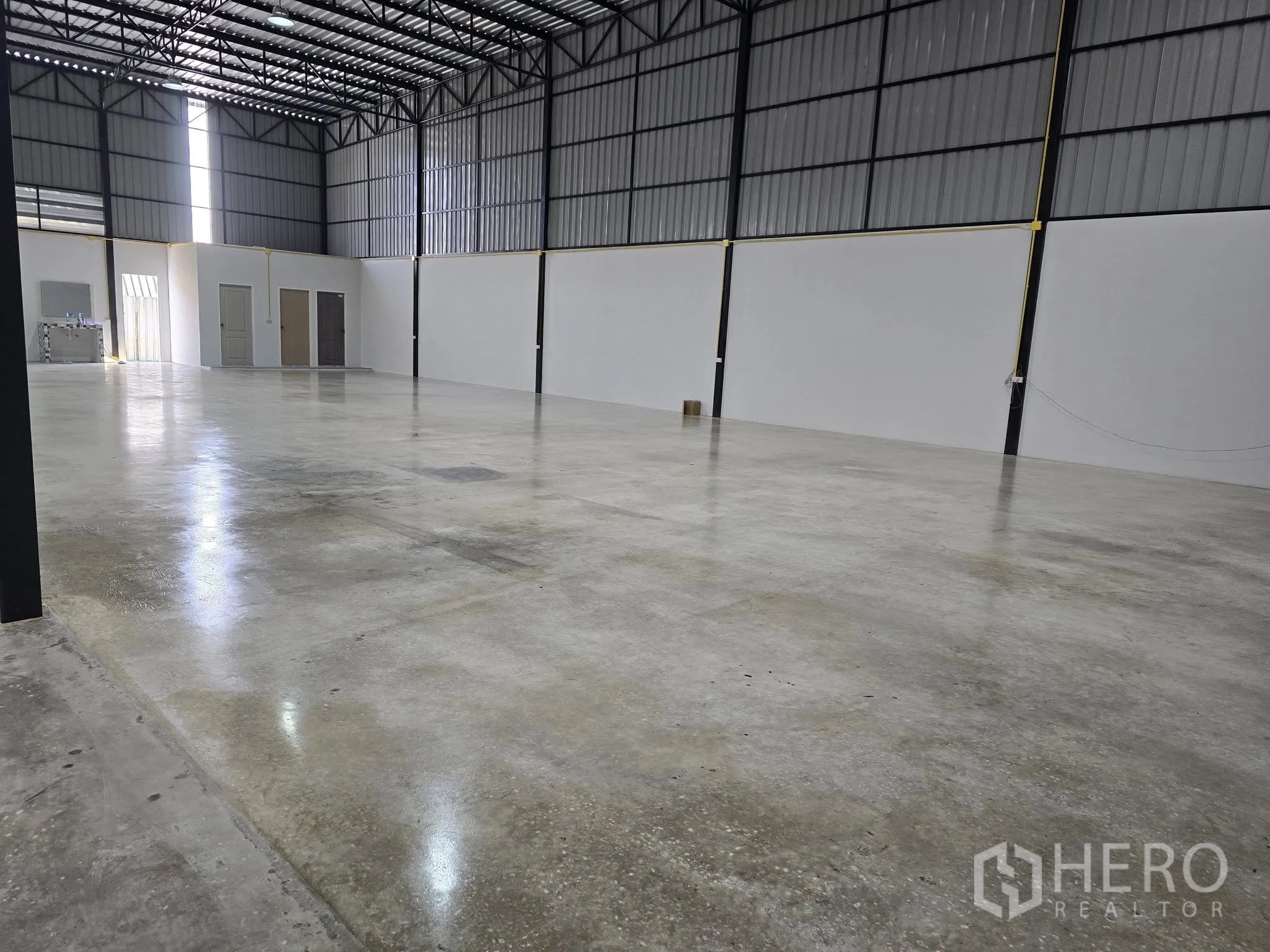 คลังสินค้า ให้เช่าในKhlong Sam Wa, Bangkok - พื้นที่ภายในโกดังโล่ง พื้นคอนกรีตขัดมันและหลังคาโครงเหล็กสูง
