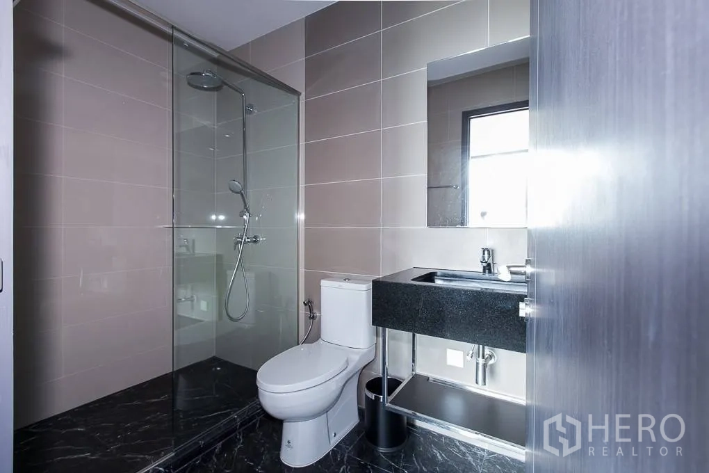 คอนโด ให้เช่าหรือขายในWatthana, Bangkok - ห้องน้ำโมเดิร์นพร้อมตู้ชาวเวอร์กระจก อ่างล้างหน้าหินสีดำ