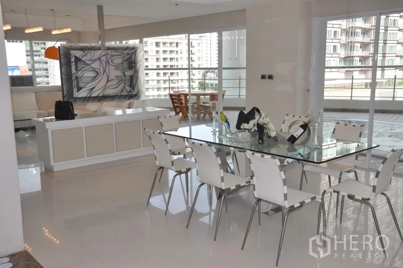 คอนโด ให้เช่าในKhlong Toei, Bangkok - มุมรับประทานอาหารสมัยใหม่ โต๊ะกระจกที่นั่งแปดคน หน้าต่างสูงจรดเพดาน และทางออกสู่ระเบียงรอบห้อง