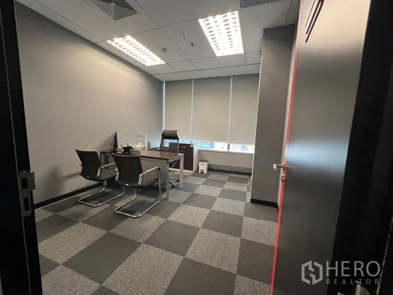 办公空间 出租在Huai Khwang, Bangkok - 行政办公室，办公桌、会客椅与遮光窗帘。