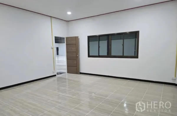 คลังสินค้า ให้เช่าในKhlong Sam Wa, Bangkok - ห้องสำนักงานปูกระเบื้องสว่าง พร้อมหน้าต่างและประตูเชื่อมไปยังพื้นที่โกดัง