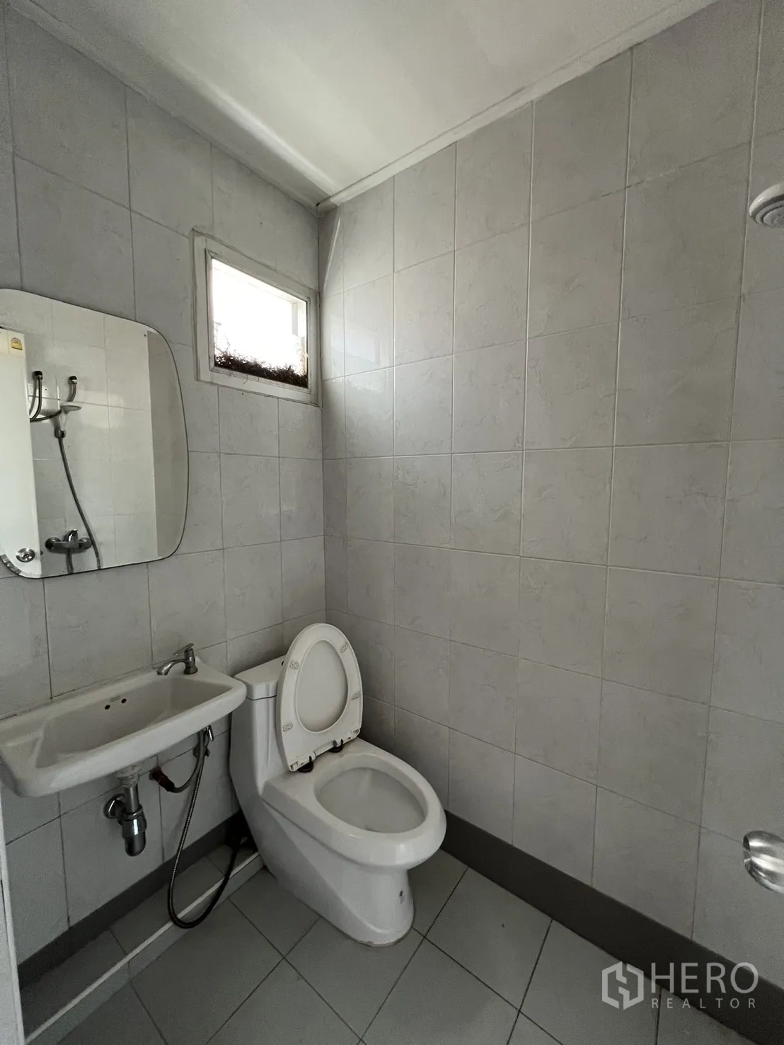 ทาวน์เฮาส์ ให้เช่าในKhlong Toei, Bangkok - ห้องน้ำขนาดกะทัดรัด ปูกระเบื้อง พร้อมโถสุขภัณฑ์ อ่าง และกระจก