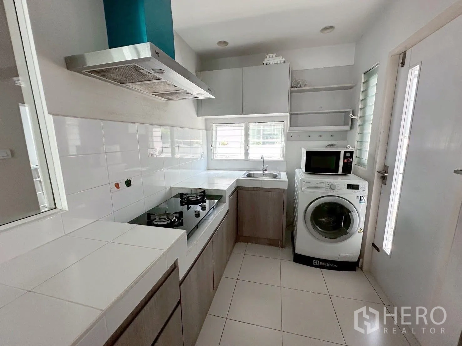 独立式住宅 出租或出售在Bang Phli, Samut Prakan - L形小厨房，白色墙砖并有外门