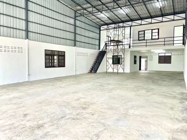 货栈 出租在Lam Luk Ka, Pathum Thani - 仓库内部，高挑钢结构、混凝土地面与带楼梯的夹层办公室。