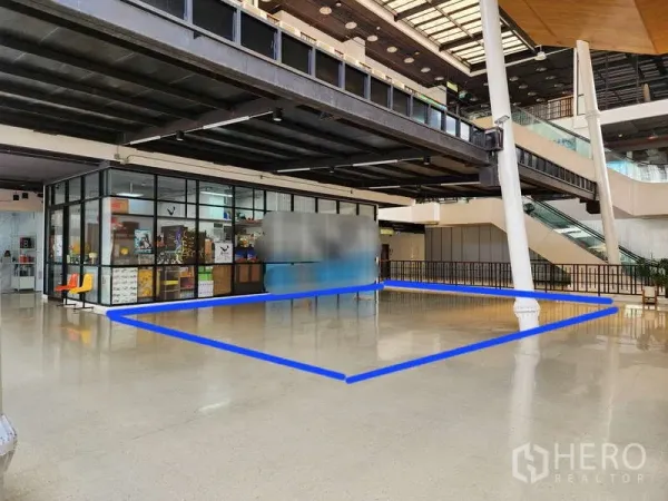 零售空间 出租在Bang Kho Laem, Bangkok - 购物中心中庭内标示出的90㎡开放式商铺区域，抛光地面与玻璃立面，邻近扶梯。