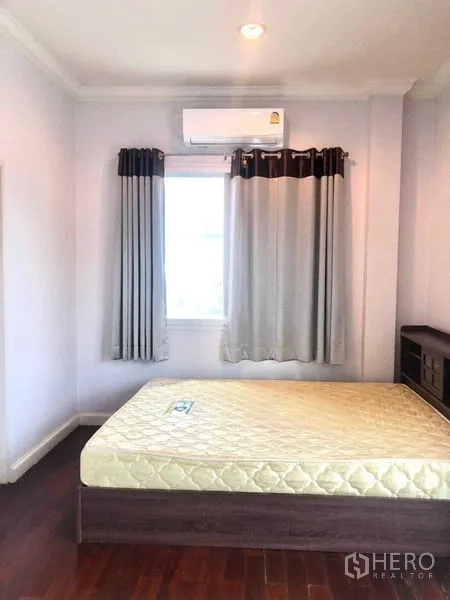 บ้าน ขายในLat Krabang, Bangkok - มุมห้องนอนมีผ้าม่าน เครื่องปรับอากาศติดผนัง และเตียง