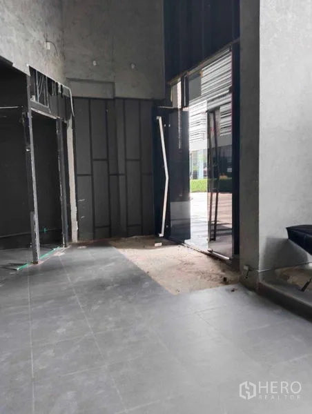 พื้นที่ขายปลีก ให้เช่าในWatthana, Bangkok - ทางเข้าเพดานสูงของพื้นที่ร้านค้า เปิดสู่ลานด้านนอกพร้อมพื้นกระเบื้องสีเทา