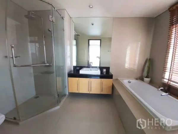 คอนโด ให้เช่าในWatthana, Bangkok - ห้องน้ำกว้างพร้อมตู้ shower กระจก อ่างอาบน้ำ และอ่างล้างหน้ากระจกบานใหญ่