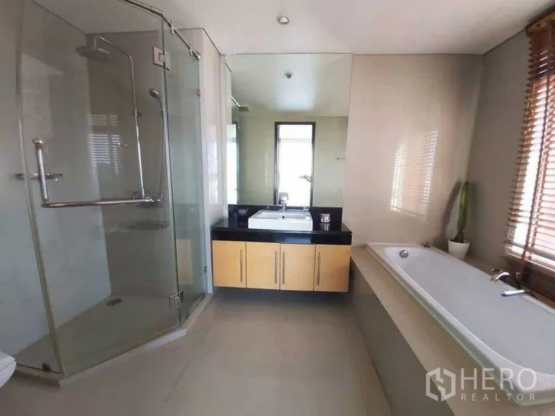 คอนโด ให้เช่าในWatthana, Bangkok - ห้องน้ำกว้างพร้อมตู้ shower กระจก อ่างอาบน้ำ และอ่างล้างหน้ากระจกบานใหญ่