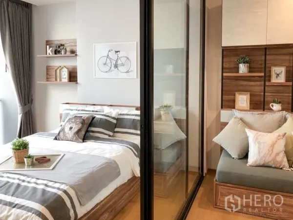 คอนโด ให้เช่าในBang Rak, Bangkok - ห้องนอนและห้องนั่งเล่นกั้นด้วยประตูกระจกบานเลื่อน พร้อมชั้นไม้บิวท์อิน.