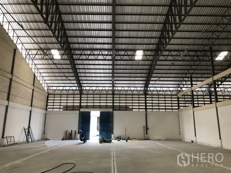 คลังสินค้า ให้เช่าในBang Phli, Samut Prakan - ภายในโกดังโล่ง เพดานสูงโครงเหล็ก มีช่องรับแสง พื้นคอนกรีตเรียบต่อเนื่องถึงประตูบานใหญ่