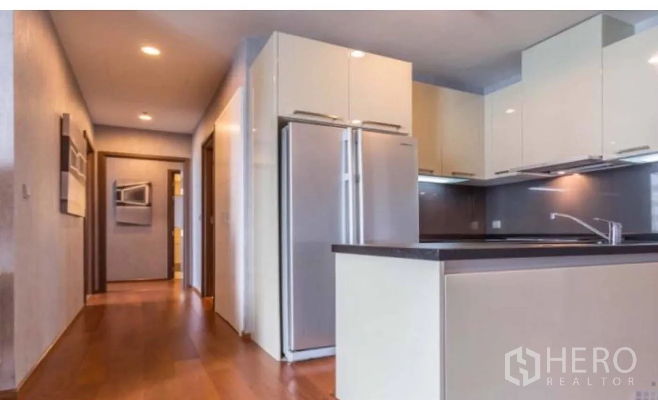 คอนโด ให้เช่าในWatthana, Bangkok - ครัวบิวท์อินตู้ลอยเงางาม เคาน์เตอร์ท็อปหิน และตู้เย็นสองประตู