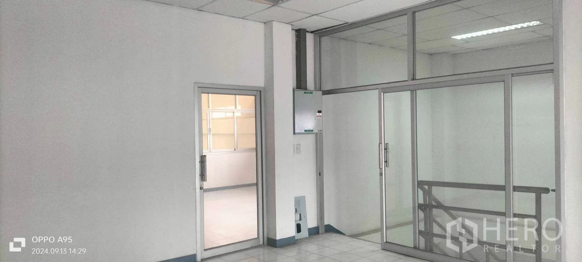 โรงงาน ให้เช่าในKhlong Luang, Pathum Thani - โถงสำนักงานชั้นบน กั้นห้องกระจก และตู้เมนไฟฟ้า