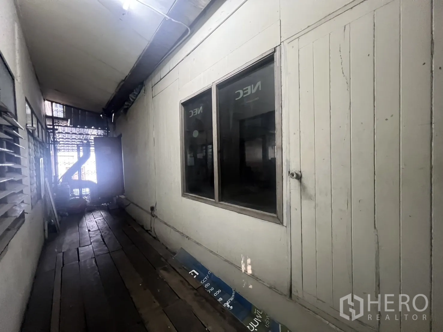 พื้นที่ขายปลีก ให้เช่าในKhlong Toei, Bangkok - ทางเดินแคบพื้นไม้ พร้อมหน้าต่างด้านข้าง