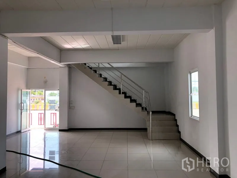 คลังสินค้า ให้เช่าในPhra Nakhon Si Ayutthaya - โถงสำนักงานชั้นล่าง ปูพื้นกระเบื้องพร้อมบันไดเหล็ก