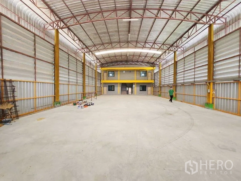 货栈 出租在Lat Krabang, Bangkok - 仓库大厅朝向内部两层夹层办公室的视角