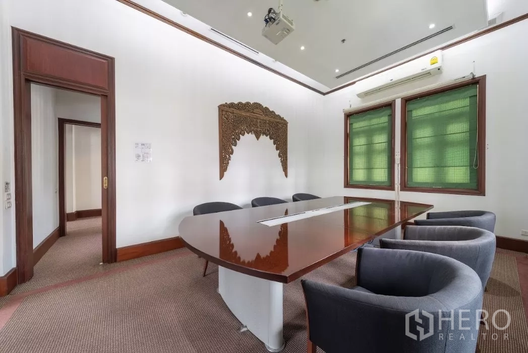 พื้นที่ขายปลีก ให้เช่าในBang Rak, Bangkok - ห้องประชุมโต๊ะทรงรี ม่านสีเขียว และงานประดับผนัง