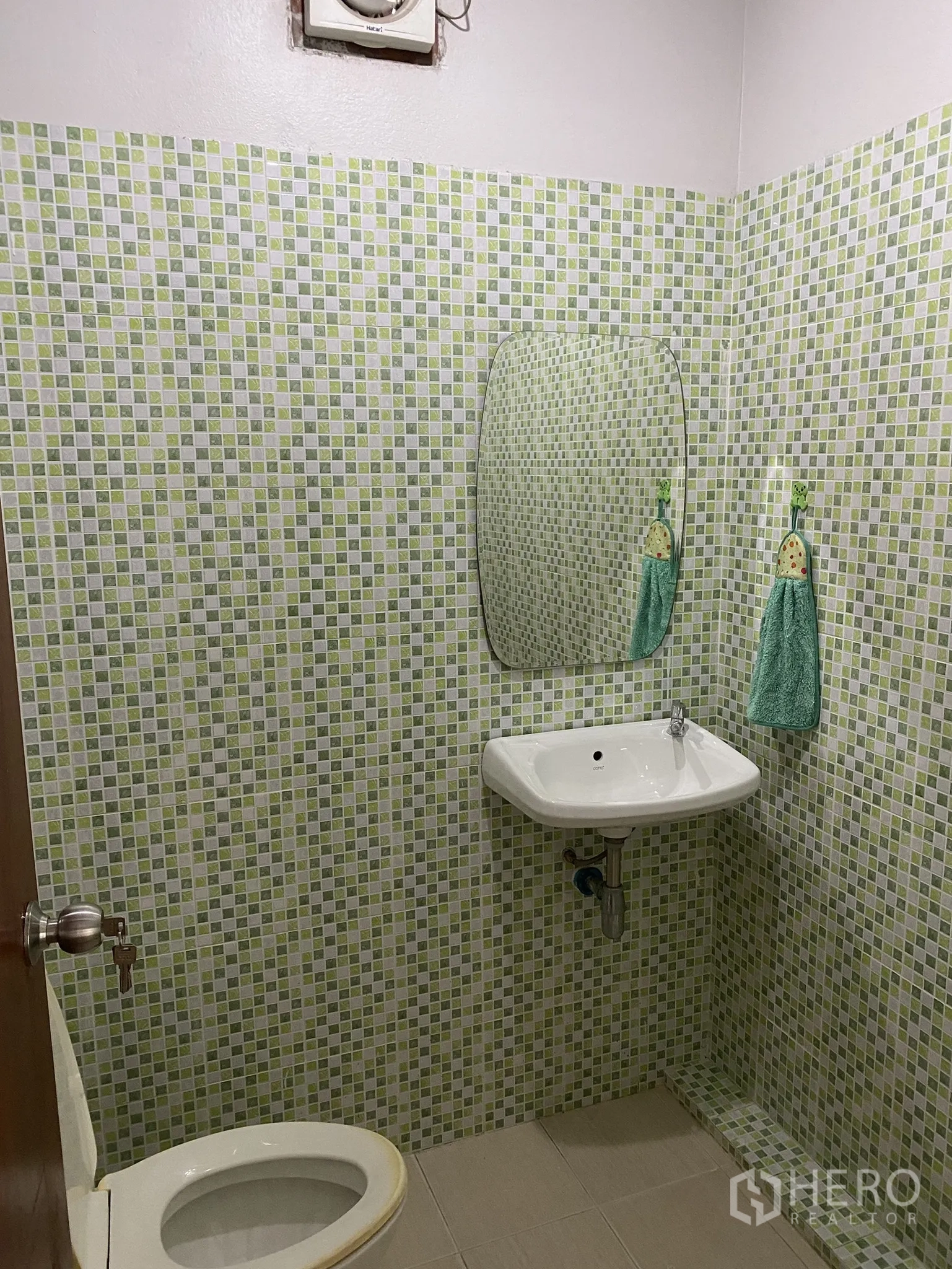 Factory for sale in Mueang Chon Buri, Chon Buri - Restroom with green mosaic tiles, toilet, sink and mirror.