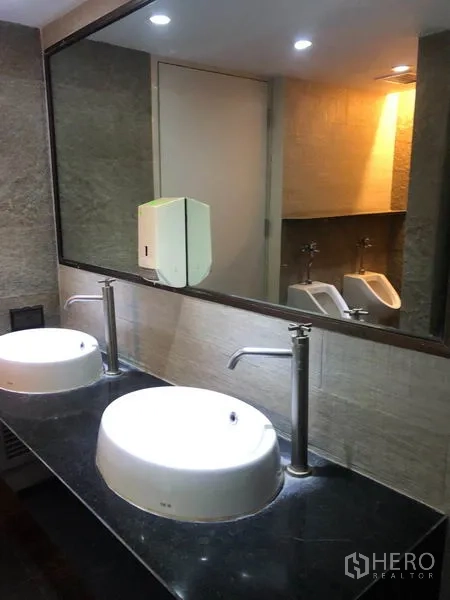 สำนักงาน ให้เช่าในWatthana, Bangkok - อ่างล้างหน้าแบบคู่ ก๊อกสูง พร้อมกระจกบานใหญ่ในห้องน้ำ