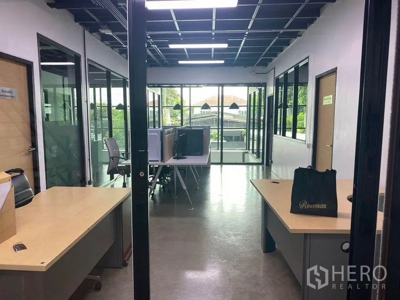 สำนักงานที่บ้าน ให้เช่าหรือขายในBang Khae, Bangkok - โซนทำงานแบบเปิด มีผนังกระจก โต๊ะทำงาน และหน้าต่างบานใหญ่
