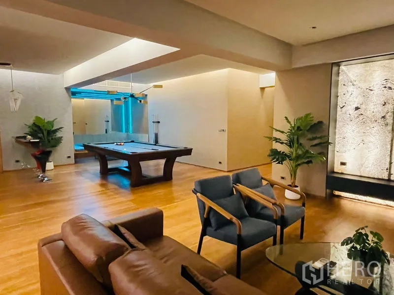 公寓 出租或出售在Watthana, Bangkok - 娱乐区设台球桌、休闲座椅与氛围灯光