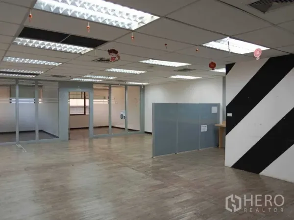 สำนักงาน ให้เช่าในWatthana, Bangkok - พื้นที่สำนักงานกว้าง มีผนังลายแถบ ฉากกั้น และห้องประชุมกระจก