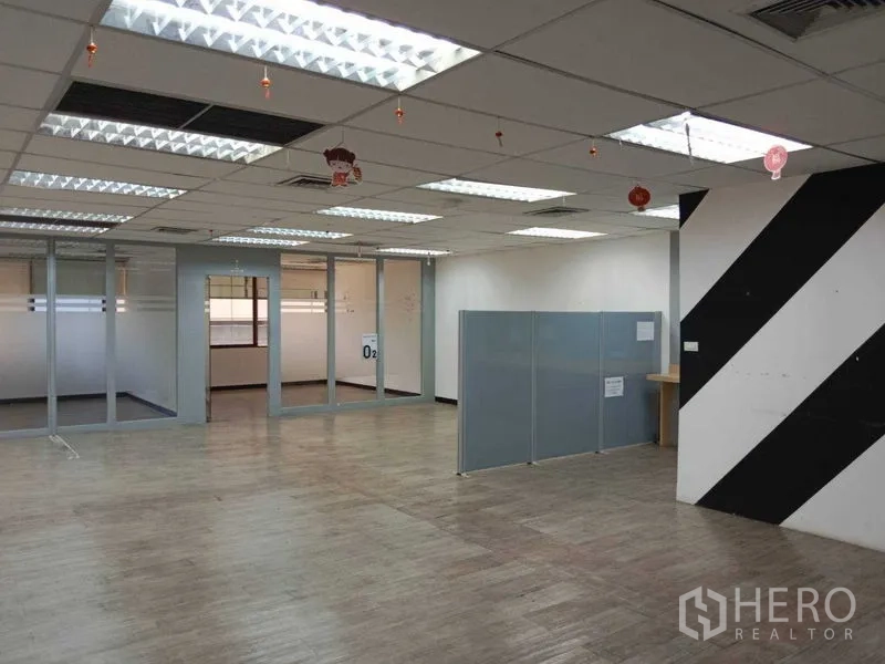 สำนักงาน ให้เช่าในWatthana, Bangkok - พื้นที่สำนักงานกว้าง มีผนังลายแถบ ฉากกั้น และห้องประชุมกระจก