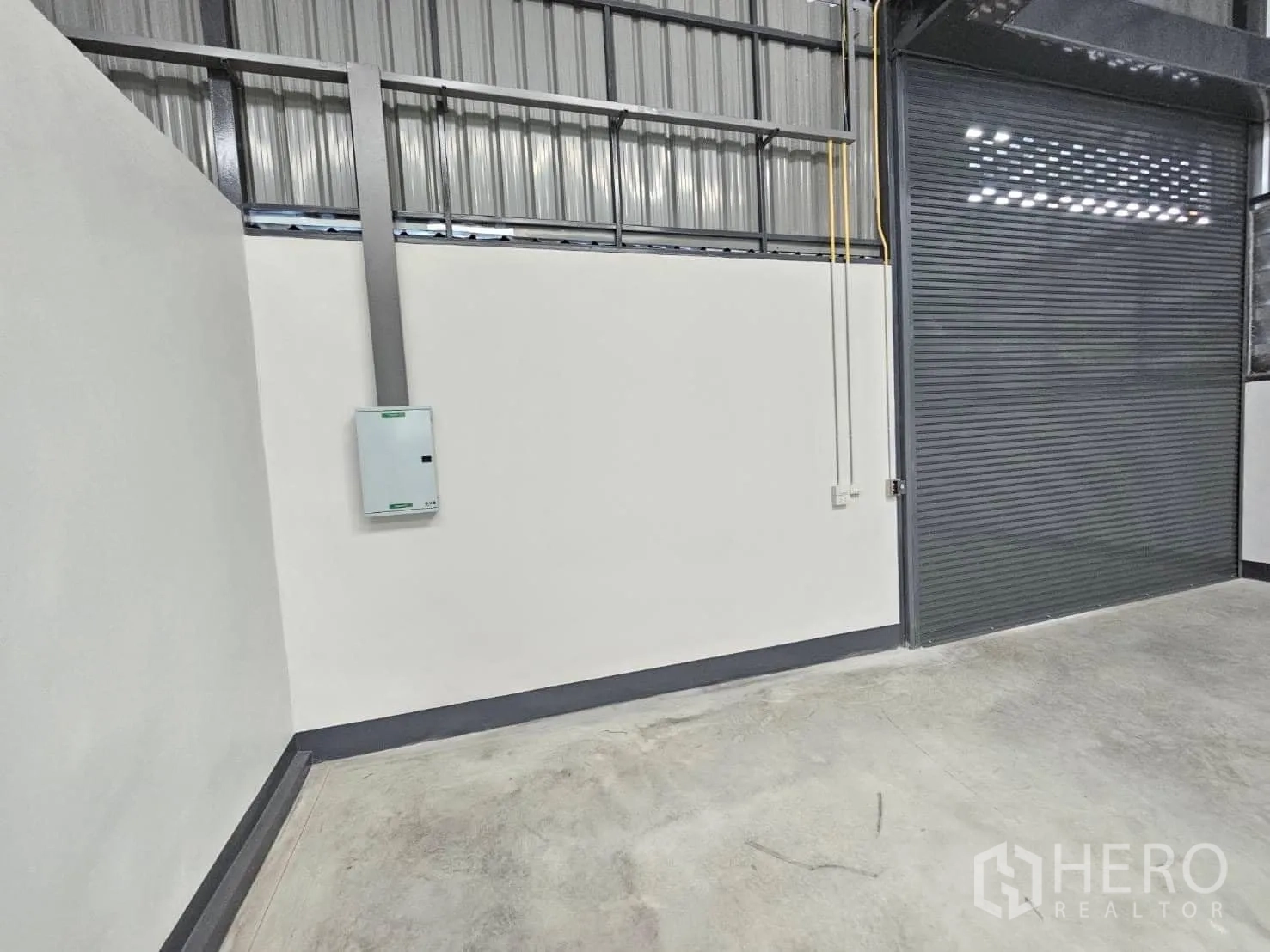 คลังสินค้า ให้เช่าในLam Luk Ka, Pathum Thani - ภายในโกดังมีห้องออฟฟิศกั้นกระจกอยู่ด้านข้าง