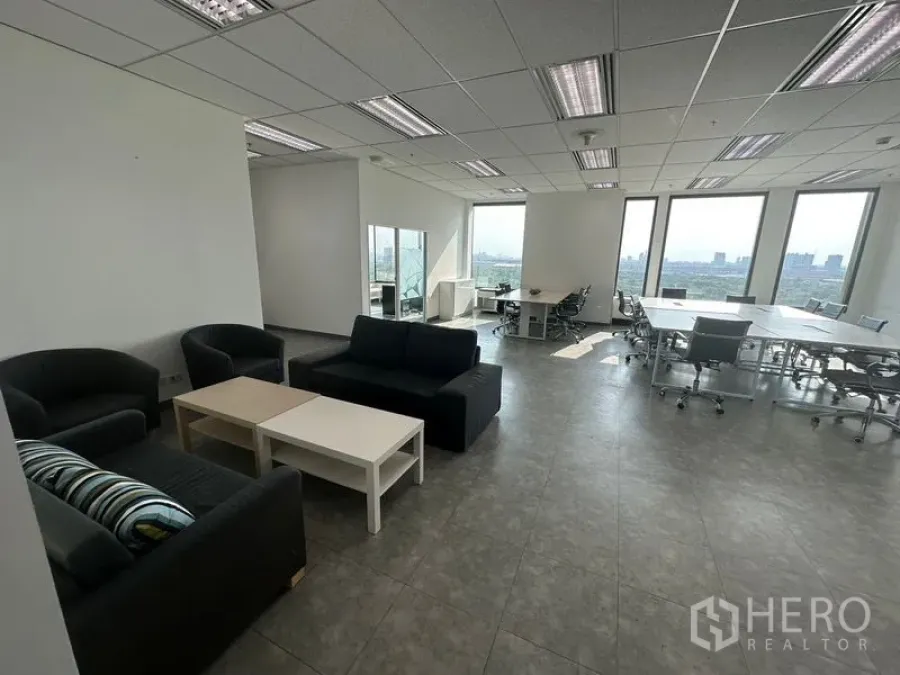 办公空间 出租在Chatuchak, Bangkok - 宽敞办公楼层，协作工位与接待沙发，自然采光充沛