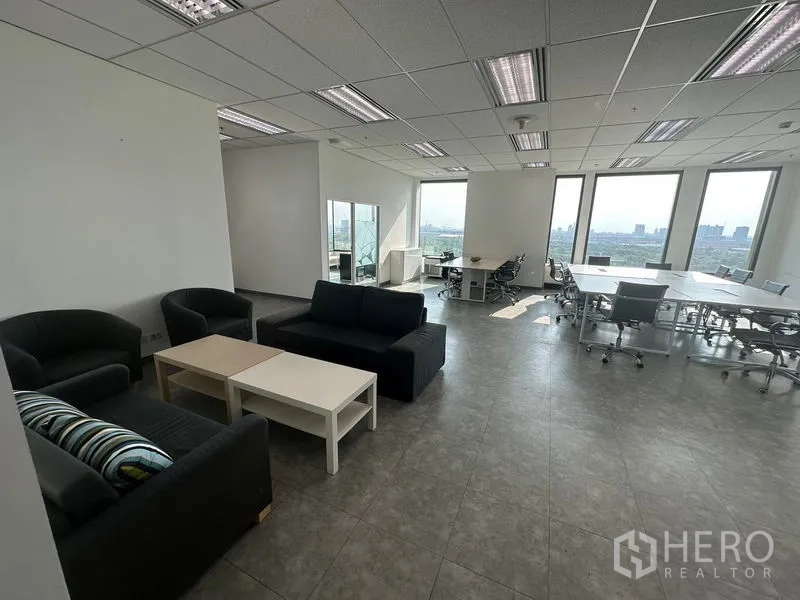 办公空间 出租在Chatuchak, Bangkok - 宽敞办公楼层，协作工位与接待沙发，自然采光充沛