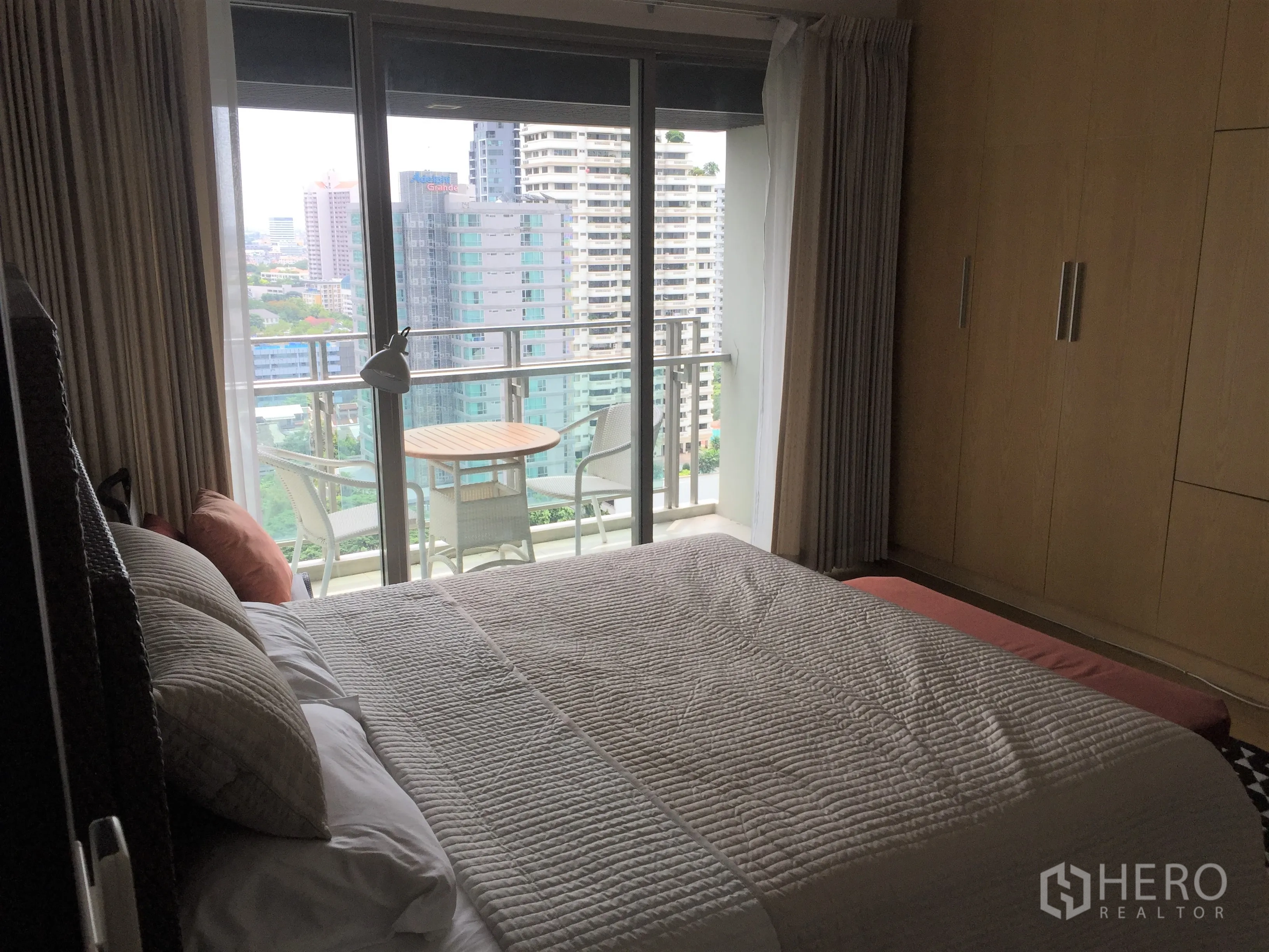 คอนโด ให้เช่าในWatthana, Bangkok - ห้องนอนพร้อมตู้บิวท์อิน และทางออกสู่ระเบียงชมวิวเมือง