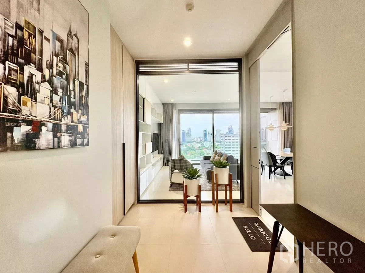 คอนโด ให้เช่าในWatthana, Bangkok - โถงทางเข้าเชื่อมสู่ห้องนั่งเล่น เห็นวิวเมืองผ่านประตูกระจกบานเลื่อน