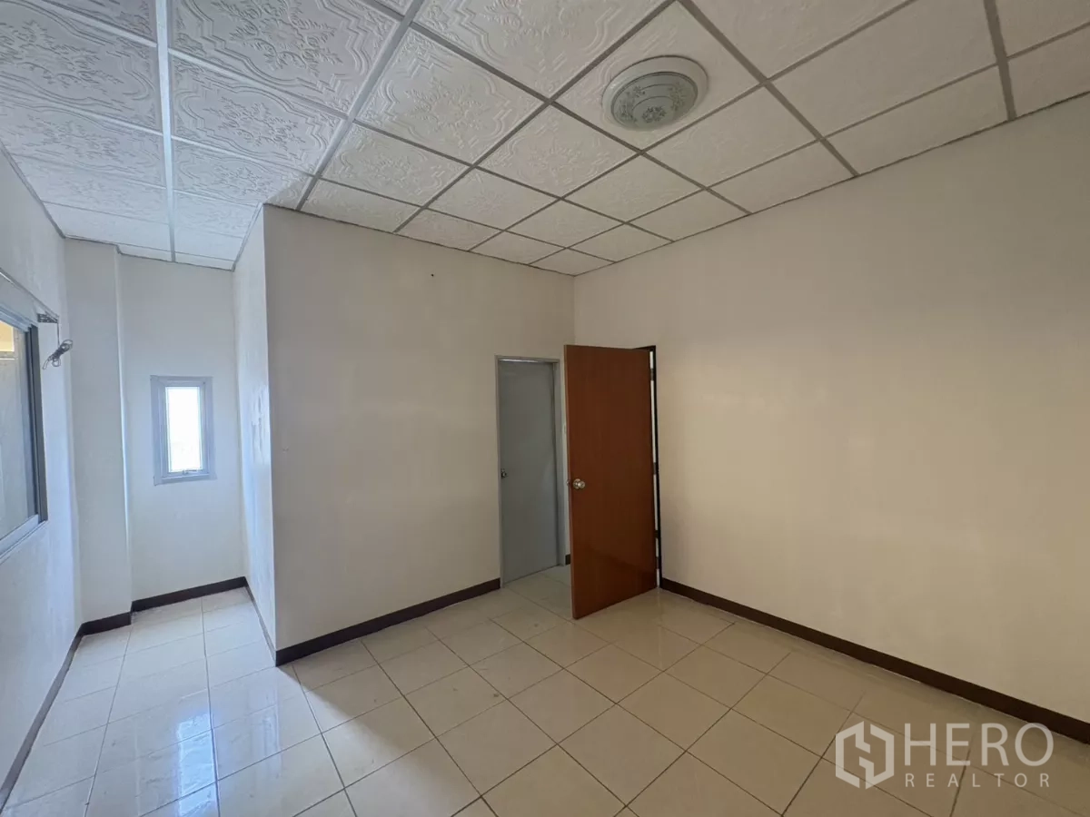 คลังสินค้า ให้เช่าในBang Phli, Samut Prakan - ห้องออฟฟิศขนาดกะทัดรัด ประตูเชื่อมภายในและช่องหน้าต่าง